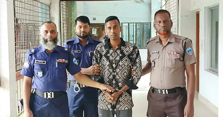 আদালত প্রাঙ্গনে পুলিশি হেফাজতে আসামি হৃদয় সূত্রধর